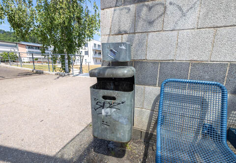 Ob der Aschenbecher am Mülleimer bleiben kann, wenn dieser direkt am Sitzbereich der Bushaltestelle – wie hier an der Nieferner Bohnenbergerstraße – steht? Darüber gab es verwaltungsintern die eine oder andere Diskussion.
