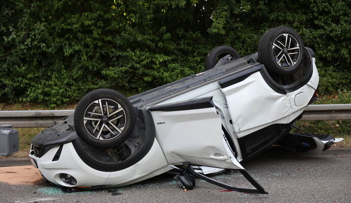 Ein Fahrzeug liegt nach einem Unfall auf der Büchembronner Straße auf dem Dach.