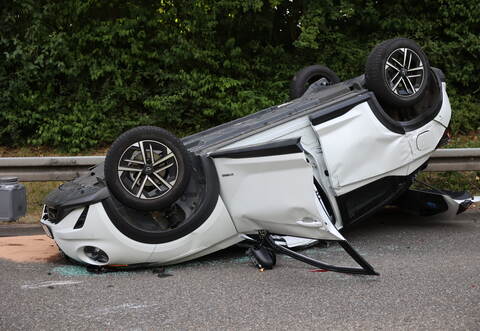 Ein Fahrzeug liegt nach einem Unfall auf der Büchembronner Straße auf dem Dach.