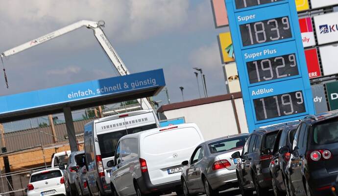 Autoschlange an Tankstelle