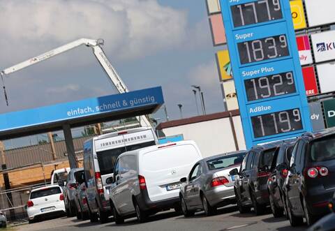 Autoschlange an Tankstelle
