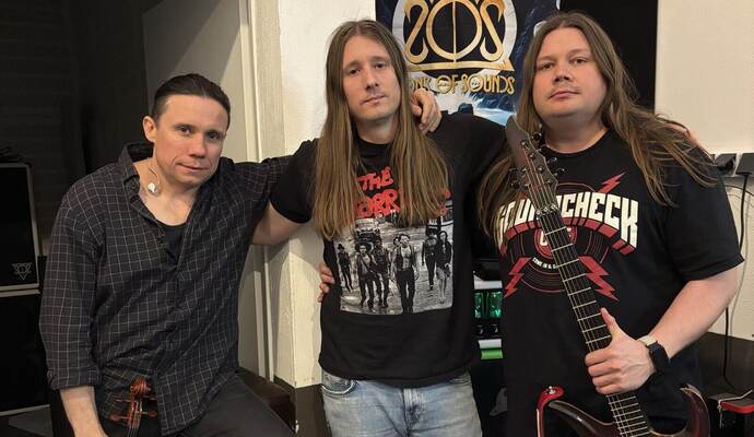 Lange Haare, ernste Blicke, große Herzen: Roman (von links), H. (Hubert) und Wayne Beselt von den Sons of Sounds widmen ihr Leben dem Heavy Rock.