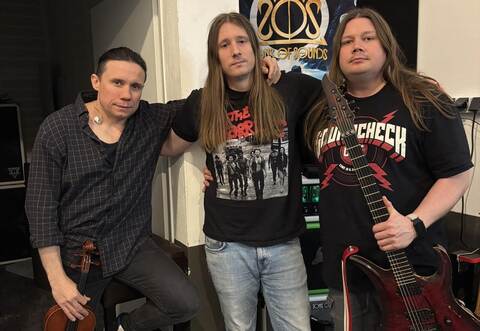 Lange Haare, ernste Blicke, große Herzen: Roman (von links), H. (Hubert) und Wayne Beselt von den Sons of Sounds widmen ihr Leben dem Heavy Rock.