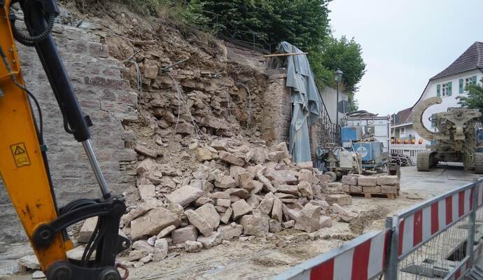 Die Stützmauer unterhalb der Königsbacher Kirche wird derzeit aufwendig saniert.
