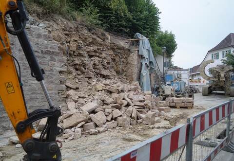 Die Stützmauer unterhalb der Königsbacher Kirche wird derzeit aufwendig saniert.