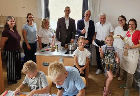 Die Kinder der Grundschule 3b in Wurmberg kochen zur Einweihung der neuen Küche einen Eintopf. Über die erlernten Kochkünste der Kinder freuen sich von links, Simone Hurlebaus, Mira Neuss, Beate Bischoff, Holger Nickel, Claus Bannert, Wurmbergs Bürgermeister Jörg-Michael Teply, Klassenlehrerin Constanze Rau und Kerstin Bauer, Fachreferentin Mobile Küche.