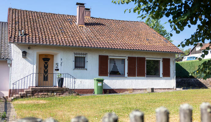 Das Haus in der Münchner Straße steht seit Oktober leer. Im Keller gibt es laut Verwaltung großen Schimmelbefall.