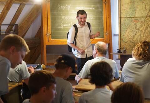 Johann Beihofer vom Verein für Heimatpflege und Kultur erklärt den Gästen aus Minnesota, wie und warum Ersinger einst ausgewandert sind.