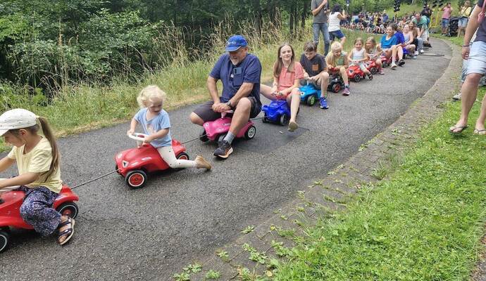 183 Bobby-Cars in einer Kette: Weltrekord in Bad Wildbad.