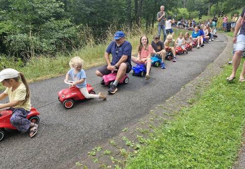183 Bobby-Cars in einer Kette: Weltrekord in Bad Wildbad.