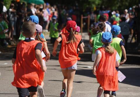 Kinder und Jugendliche geben beim „Beneflizz“ alles, um möglichst viele Runden zu laufen. Mit jeder Runde tun sie etwas für den guten Zweck.
