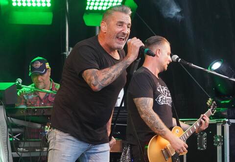 Die Band „Mad House“ bevorzugt die etwas härtere Gangart. Beim Publikum treffen die Musiker am Samstagabend damit voll ins Schwarze.
