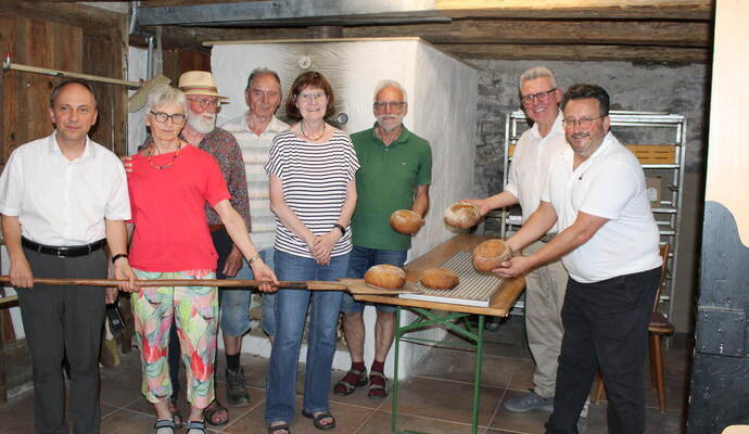 Bestens gelaunt: die Backhausgruppe mit Pfarrer Mathias Kraft und Bürgermeister Martin Steiner.