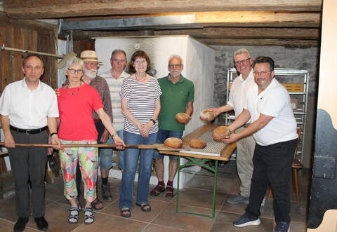 Bestens gelaunt: die Backhausgruppe mit Pfarrer Mathias Kraft und Bürgermeister Martin Steiner.
