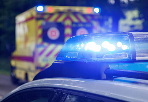 Der Mann wurde mit einem Rettungswagen in ein Krankenhaus gebracht.