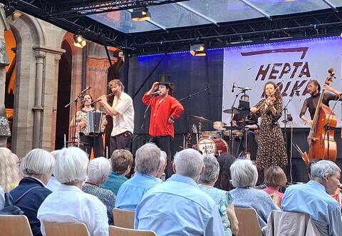 Virtuos und mitreißend: Hepta Polka im Kreuzganggarten.