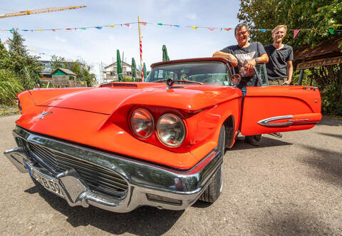 Schlitten wie diesen Ford Thunderbird können alle Autobegeisterten am Wochenende in Engelsbrand erleben. Die Schraubergemeinschaft um die Vereinsvorsitzenden Lukas Dürr (rechts) und Michael Rödl veranstaltet zum dritten Mal ein großes US-Car- und Oldtimertreffen.