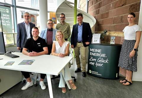 Im neuen Servicebüro der Energie Schömberg GmbH: Geschäftsführer Nicolas Achten, Robin Keller, Geschäftsführer Ralf Busse, Casandra Heiß, Luca Schmidt, Bürgermeister und Aufsichtsratsvorsitzender Matthias Stepan sowie Selina Dengler(vonlinks).