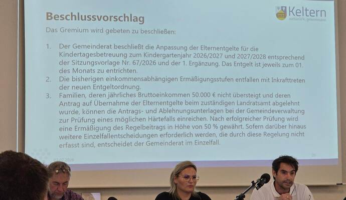 Die Kelterner Verwaltung bringt eine Fülle von Kindergarten- und Schulthemen im Gemeinderat ein. Im Bild (von rechts)zu sehen: Bürgermeister Steffen Bochinger und Hauptamtsleiterin Nastassia Di Mauro.