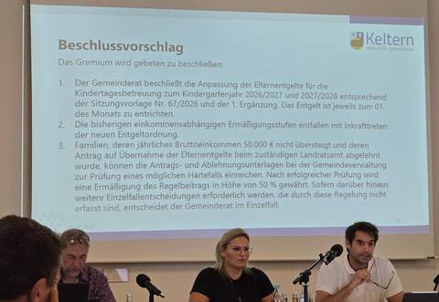 Die Kelterner Verwaltung bringt eine Fülle von Kindergarten- und Schulthemen im Gemeinderat ein. Im Bild (von rechts)zu sehen: Bürgermeister Steffen Bochinger und Hauptamtsleiterin Nastassia Di Mauro.