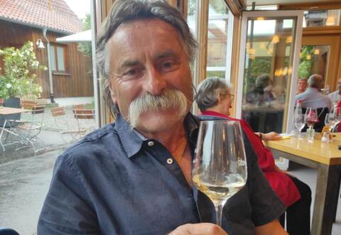 Das Glas ist mehr als halb leer: Roland Stucky aus Mutschelbach ist für eine Idee, die den Fußball vorangebracht hat, nicht belohnt worden.
