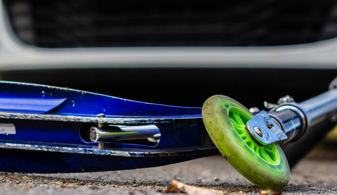 Das Kind ist mit einem Cityroller in Göbrichen unterwegs gewesen.
