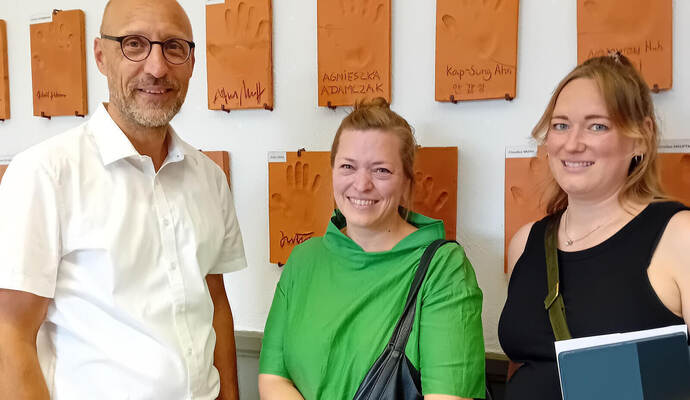 Norman Tank begrüßt von der Kommunalentwicklung Julia Schütz und Manuela Mainka (von links).