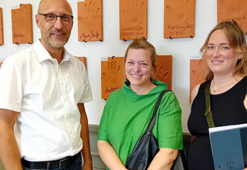 Norman Tank begrüßt von der Kommunalentwicklung Julia Schütz und Manuela Mainka (von links).