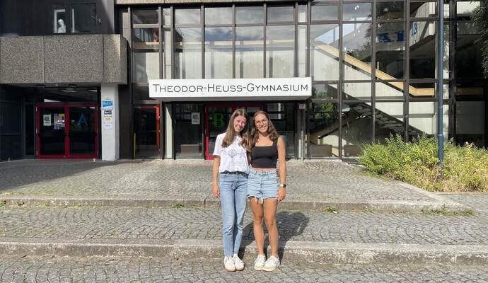 Vorfreude und Respekt: Pia Glauner (links) und Mia Jäger gehören zu den 16 Schülerinnen und Schülern die vom 19. bis 25. Juli zu einer Alpenüberquerung aufbrechen.