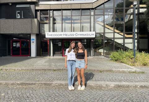 Vorfreude und Respekt: Pia Glauner (links) und Mia Jäger gehören zu den 16 Schülerinnen und Schülern die vom 19. bis 25. Juli zu einer Alpenüberquerung aufbrechen.