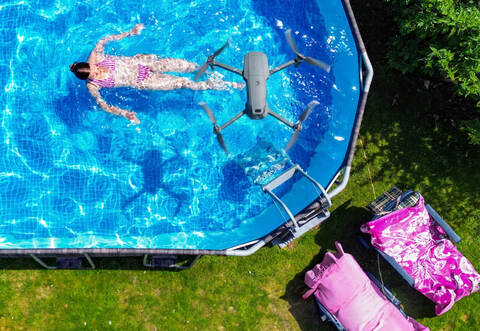 Wer in seinem Garten im Pool liegt, will Ruhe und Privatsphäre genießen. In Dobel wird dies aber immer wieder durch eine Drohne gestört.