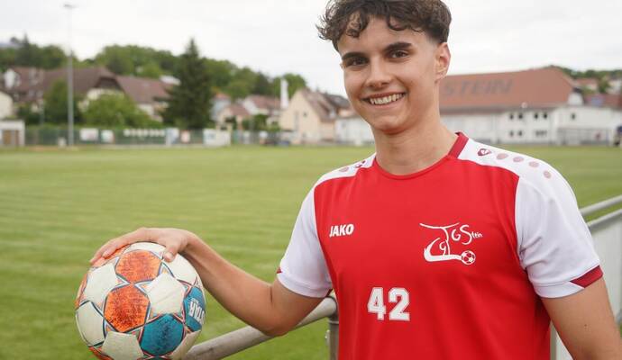 In seiner Freizeit sieht man Mathis Lamprecht oft auf dem Fußballplatz, meistens im Trikot der Steiner Turngesellschaft.