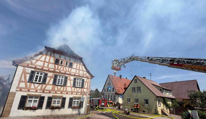 Der Dachstuhl eines Fachwerkhauses in Pinache brennt.