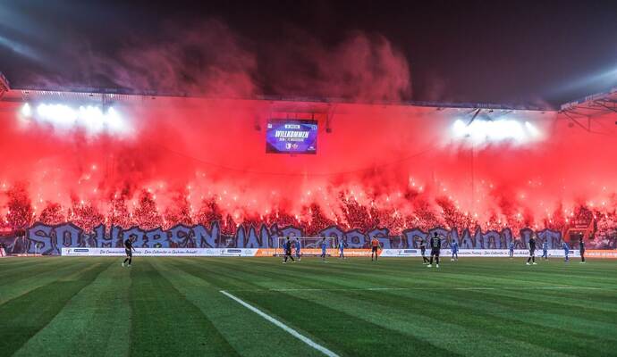 Magdeburger Fans brennen Pyrotechnik ab