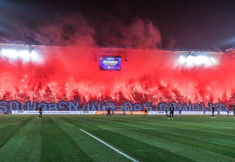 Magdeburger Fans brennen Pyrotechnik ab