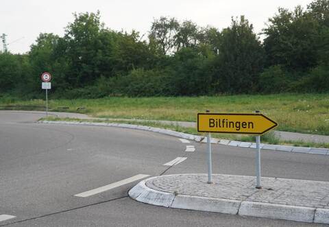 Am Ortsausgang von Bilfingen soll zwischen der Bahnlinie und der Landesstraße das neue gemeinsame Feuerwehrhaus gebaut werden. Aktuell rechnet die Gemeinde mit Kosten von rund zehn Millionen Euro.