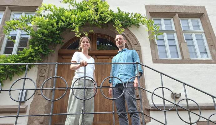 Sebastian Eberhardt (rechts) übergibt die Leitung der Maulbronner Klosterkonzerte an Johanna Wiebusch.
