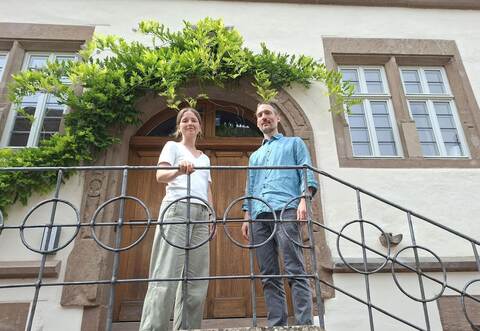 Sebastian Eberhardt (rechts) übergibt die Leitung der Maulbronner Klosterkonzerte an Johanna Wiebusch.