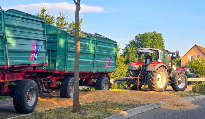Tonnenweise Weizen hat ein Landwirt nach einem alleinbeteiligten Unfall in Göbrichen verloren.