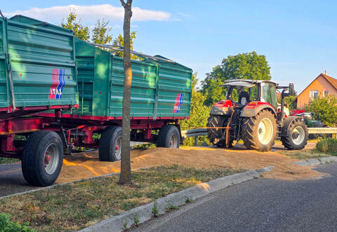 Tonnenweise Weizen hat ein Landwirt nach einem alleinbeteiligten Unfall in Göbrichen verloren.