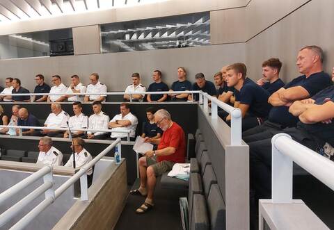 Über 20 Feuerwehrleute verfolgen die Debatte um die Feuerwache in Eutingen auf der Tribüne im Ratsaal. Hegel