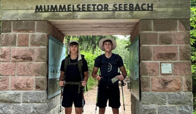 Tim Müller und Bill Grundtner, gut gerüstet beim Wanderstart am Mummelsee –da ahnen sie noch nicht, was für ein Abenteuer ihnen bevorsteht.