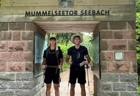 Tim Müller und Bill Grundtner, gut gerüstet beim Wanderstart am Mummelsee –da ahnen sie noch nicht, was für ein Abenteuer ihnen bevorsteht.
