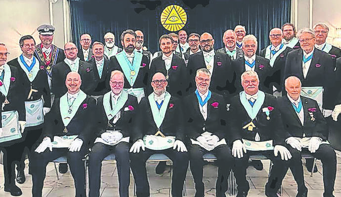Bei der jüngsten „Sommerjohanni“-Feier mit mehreren Freimaurer-Logen in Pforzheim ist der Unternehmer Frank Sehlmeyer (sitzend, Dritter von links) zum neuen „Meister vom Stuhl“ der Loge Reuchlin bestimmt worden. Zwei Stühle weiter sitzt der Pforzheimer Alt-Stuhlmeister Andreas Vollmer (Zweiter von rechts).