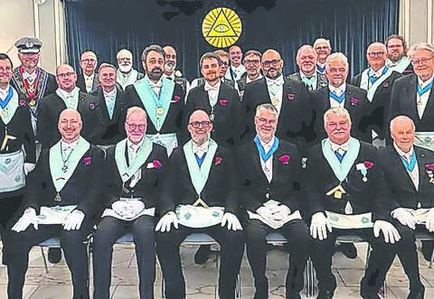 Bei der jüngsten „Sommerjohanni“-Feier mit mehreren Freimaurer-Logen in Pforzheim ist der Unternehmer Frank Sehlmeyer (sitzend, Dritter von links) zum neuen „Meister vom Stuhl“ der Loge Reuchlin bestimmt worden. Zwei Stühle weiter sitzt der Pforzheimer Alt-Stuhlmeister Andreas Vollmer (Zweiter von rechts).