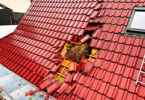 Felsblock kracht nach Unwetter in Hausdach