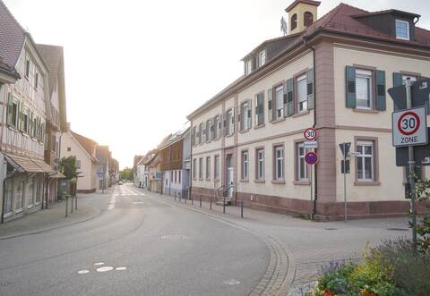 Die Gemeinde Eisingen will für den gesamten Ort eine Wärmeplanung auf den Weg bringen, auch für die Ortsmitte rund um das historische Rathaus (rechts).