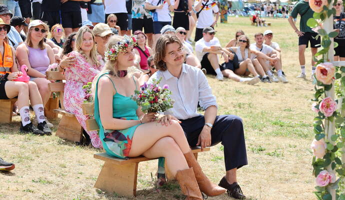 Martha und Aaron geben sich auf dem Happiness Festival in Schwann das symbolische Ja-Wort.