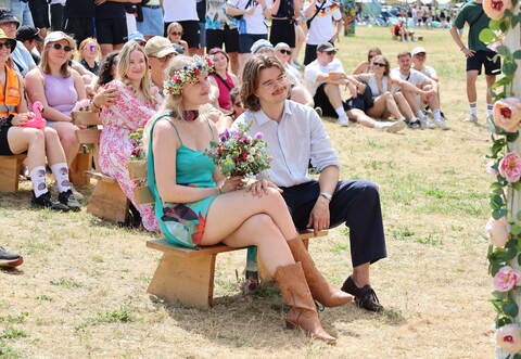 Martha und Aaron geben sich auf dem Happiness Festival in Schwann das symbolische Ja-Wort.