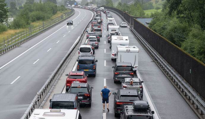 Im Kanton Uri staut sich der Verkehr vorm Gotthard